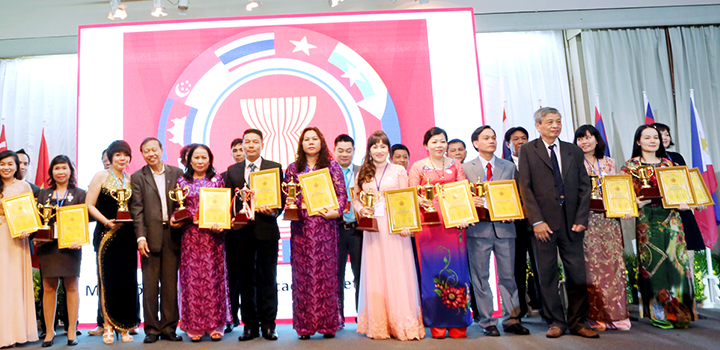 Bác sĩ Hà đứng thứ nhất từ phải sang nhận thương hiệu uy tín ASEAN 2015