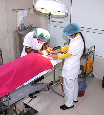 Thạc sĩ, bác sĩ Phạm Thị Thu Hà - Trưởng phòng khám Thẩm mỹ bác sĩ Hà Thanh thực hiện tiểu phẫu chữa tai cụp cho khách hàng.