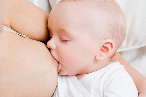 Nâng ngực ảnh hưởng chức năng làm mẹ không