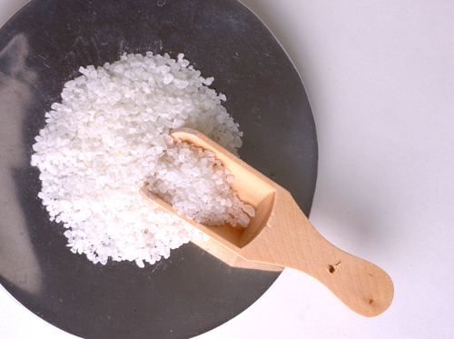 Cách xóa xăm đơn giản với muối