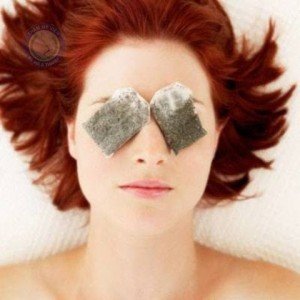 Cách chữa thâm quầng mắt với trà túi bọc