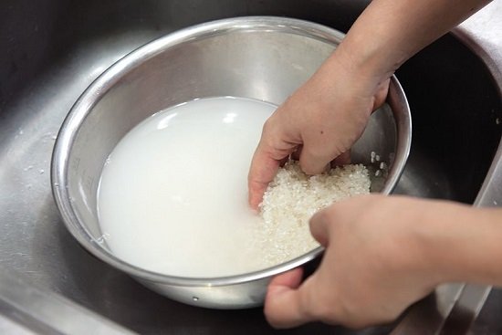 Cách giặt áo hôi nách với nước vo gạo