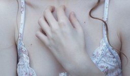 Ngực lép khiến phụ nữ thiếu tự tin
