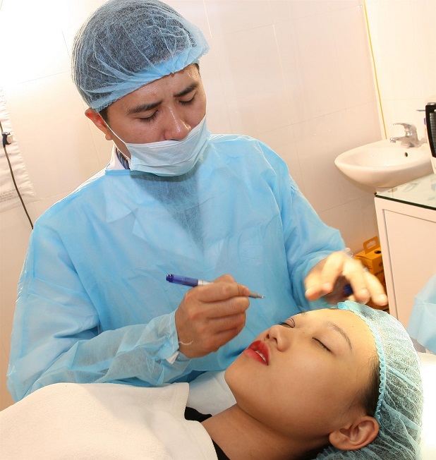 Bác sĩ Nguyễn Chí Thanh thực hiện cắt mí mini line bằng chỉ vàng và nâng mũi bằng Filler cho Hoàng Thu Thảo