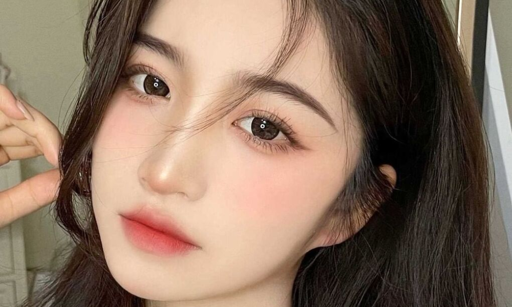 Quy trình nhấn mí mắt được thực hiện nhanh chóng, nhẹ nhàng bởi các chuyên gia thẩm mỹ