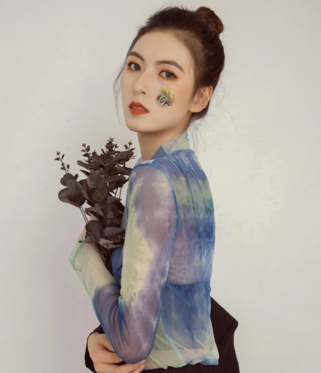 Giải mã đuôi mắt dài