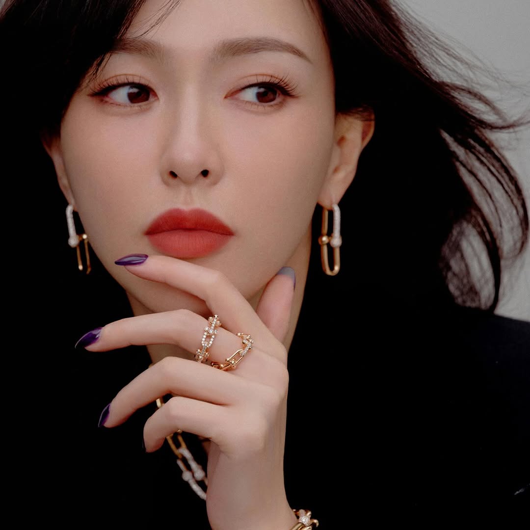 Trang điểm nhẹ kết hợp kính áp tròng và mascara giúp tôn lên đường nét mềm mại, nữ tính của đôi mắt.