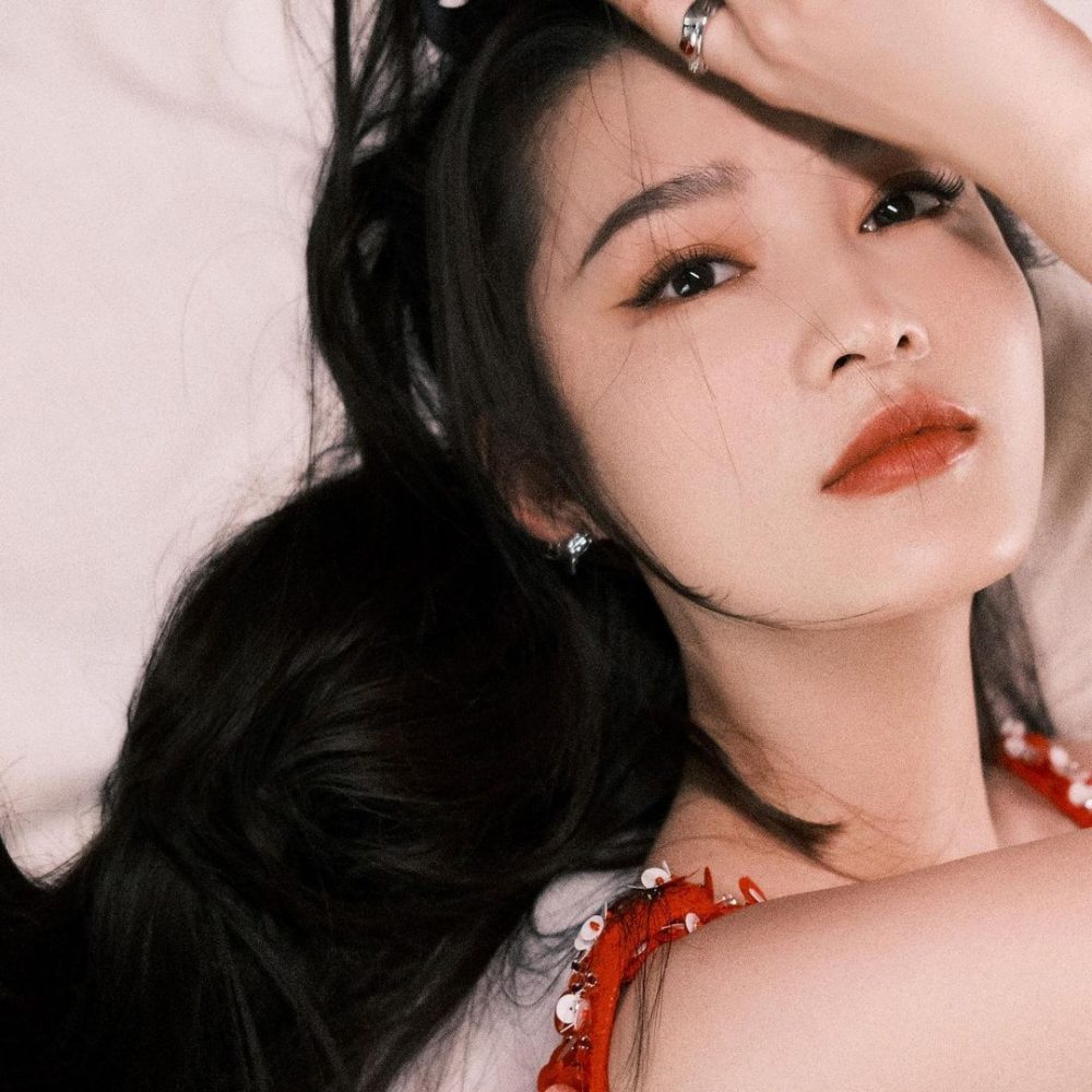 Lông mày thẳng giúp gương mặt trở nên thu hút, cá tính