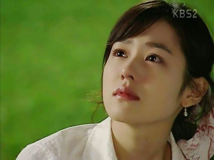 Cẩn trọng khi sử dụng dụng cụ hỗ trợ để đảm bảo an toàn cho làn da.